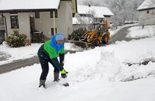 Snega je dovolj za igro, a preveč za stroške