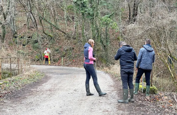 V minulih dneh so domačini in obiskovalci dolin Padeža in 
Suhorice opazili, da tam že opravljajo geodetske meritve. Po 
neuradnih informacijah naj bi izdelovali geodetski posnetek 
območja. 