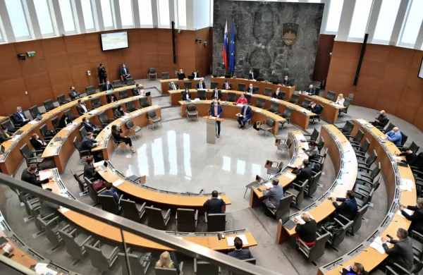 V četrtek se bo začelo cepljenje poslancev.