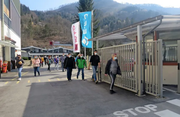 Dobrih 800 Etinih delavcev ne toži zaradi proticovidnih ukrepov, 
pač pa izpolnjuje povišana naročila zaradi porasta kuhanja doma 
po vsem svetu. 