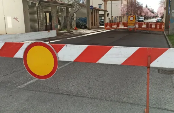 V soboto opoldne je 43-letnik  z avtomobilom fiat punto pred 
policisti pobegnil v Gorico tako, da je prebil varovalne ograje 
delovne zapore.