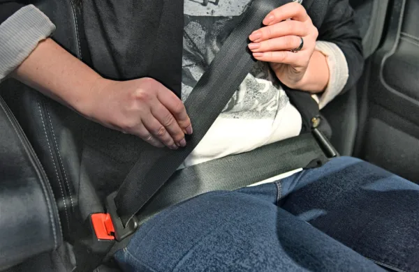 Policisti ugotavljajo, da še vedno veliko ljudi med vožnjo  ne 
uporablja varnostnega pasu.