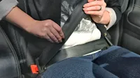 Policisti ugotavljajo, da še vedno veliko ljudi med vožnjo  ne 
uporablja varnostnega pasu.