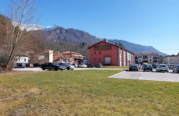 Blok z devetimi stanovanji bi gradili med kulturnim domom in 
ribogojnico.  