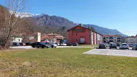 Blok z devetimi stanovanji bi gradili med kulturnim domom in 
ribogojnico.  