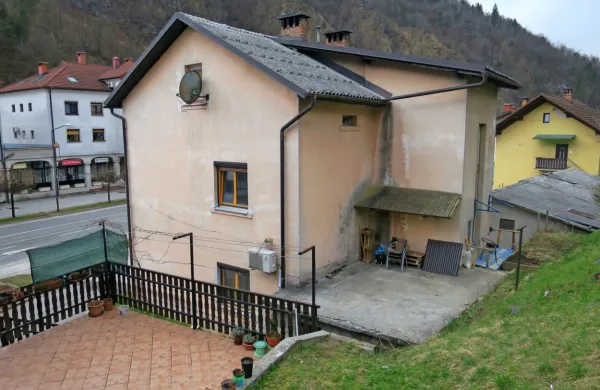 V večstanovanjski hiši na Slovenski cesti je v še ne pojasnjenih 
okoliščinah zaradi poškodb glave umrl 55-letni domačin Peter M.

