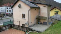 V večstanovanjski hiši na Slovenski cesti je v še ne pojasnjenih 
okoliščinah zaradi poškodb glave umrl 55-letni domačin Peter M.

