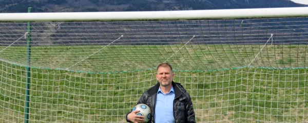 Bojan Adžić je za Primorje igral v vseh selekcijah. Bil je član 
generacije, ki je v sezoni 1995/96 postavljala temelje za preboj v  
slovenski vrh in nato v pokal evropske nogometne zveze. 
