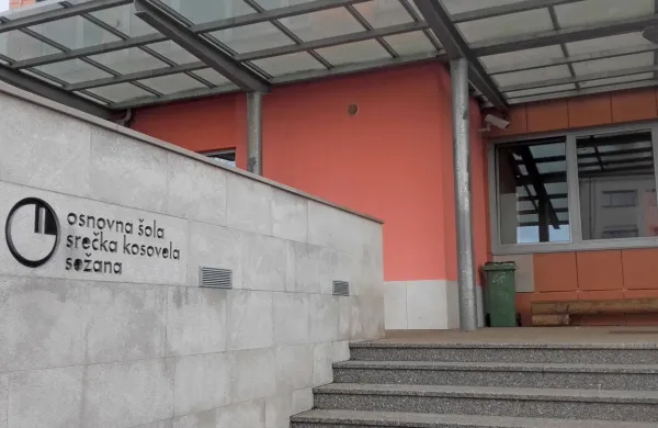 Razmere v sežanski osnovni šoli so alarmantne, 15 oddelkov je v 
karanteni. Okužba se je razširila v dveh dneh, verjetno gre  za 
angleški sev koronavirusa, ki se hitreje širi.  