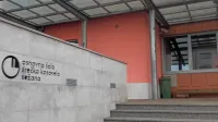 Razmere v sežanski osnovni šoli so alarmantne, 15 oddelkov je v 
karanteni. Okužba se je razširila v dveh dneh, verjetno gre  za 
angleški sev koronavirusa, ki se hitreje širi.  