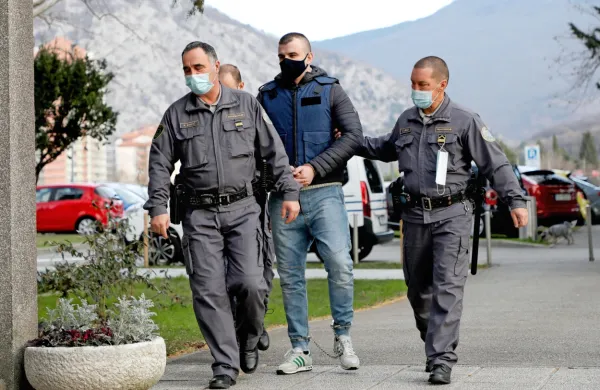 Jasmin Suljić (v sredini) je včeraj ponovno opisal, kako je preživel 
večer pred tragedijo v Bovcu.