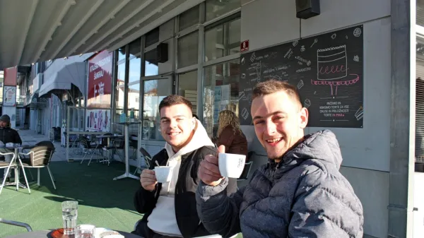 Dijaka Tine in Aleksander sta si jutranjo kavico privoščila še pred 
začetkom pouka. 
