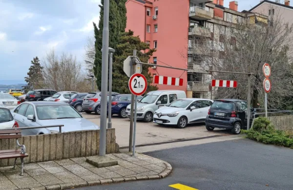 Kolesarnico za izposojo električnih koles bodo uredili tudi na ploščadi garažne hiše na Markovcu. 