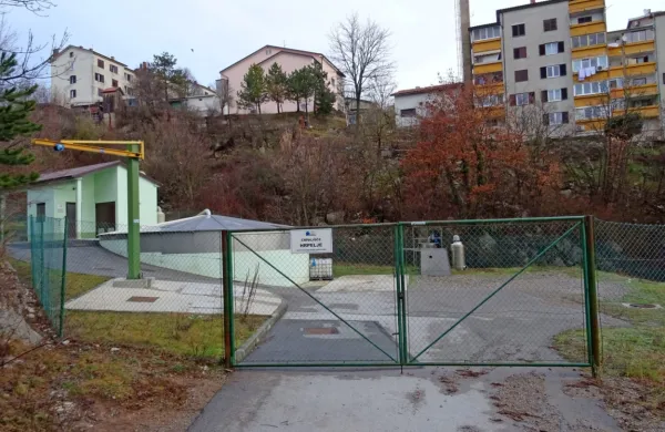 Po izgradnji novega cevovoda, ki bo odpadne vode iz obrtno-industrijske cone usmeril naravnost v čistilno napravo, iz 
črpališča v Hrpeljah ne bi smelo več zaudarjati.    
