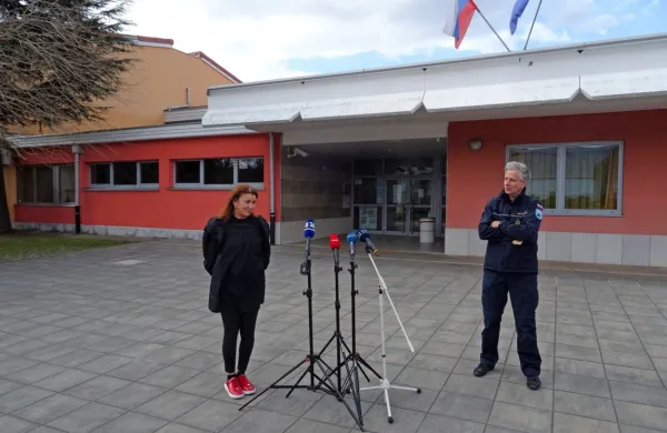 V. d. ravnateljica OŠ Srečka Kosovela Bojana Škabar in poveljnik 
regijskega štaba Civilne zaščite za Notranjsko Sandi Curk 