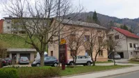 Motiv za umor v mansardnem stanovanju večstanovanjske hiše na 
Slovenski cesti v Spodnji Idriji kriminalisti še intenzivno preiskujejo. 