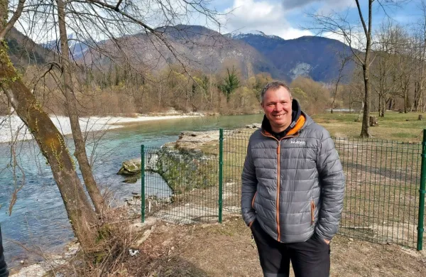 Nikolaš zatrjuje, da z ograjo ne preprečuje dostopa do Soče, saj 
bodo vrata vedno odprta za obiskovalce. 