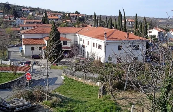 Dvorana v zadružnem  domu v  Kortah bo kmalu dobila sodoben 
modularni  oder, ki jim bo omogočal različno postavitev in 
poljubno izbiro pri sestavljanju odrskih oblik in konstrukcij. 