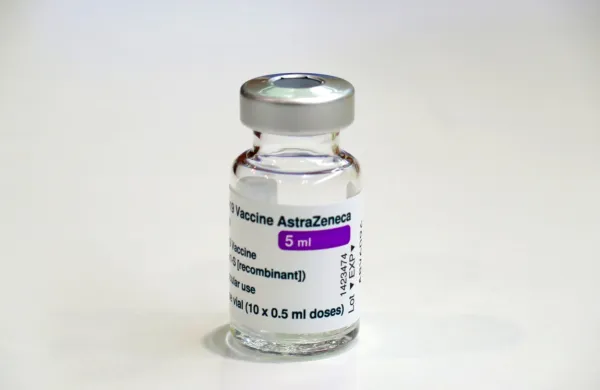 Posvetovalna skupina za cepljenje  pri ministrstvu za zdravje bo 
predvidoma odločala  tudi o tem, ali cepivo AstraZeneca uporabiti 
tudi za starejše od 65 let.  