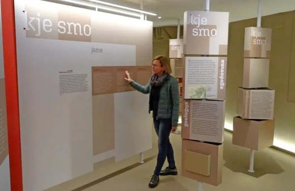 Valerija Pučko med razstavnimi panoji sprejemnega centra Mitskega parka Rodik, ki skuša zbuditi zavedanje  o tem, kdo smo, kaj 
smo in kam gremo. 