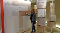 Valerija Pučko med razstavnimi panoji sprejemnega centra Mitskega parka Rodik, ki skuša zbuditi zavedanje  o tem, kdo smo, kaj 
smo in kam gremo. 