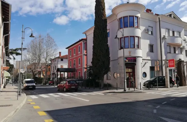 Poslovni prostor, ki ga prodaja Primorje v stečaju, je v pritličju 
stavbe nasproti izolske pošte.