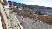 Že štiri mesece v Adamičevi ulici ni delavcev, saj se strokovne službe še zmeraj dogovarjajo, kako najbolje izpeljati zahtevno 
sanacijo.