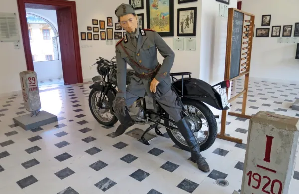 Muzejske zbirke v idrijskem gradu, tudi o rapalski meji, ki je lani 
obeleževala 100. obletnico, so lani samevale. Sedaj so odprte od 
torka do petka.