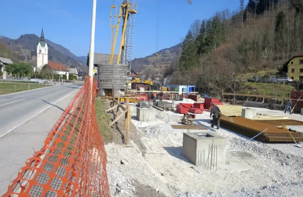 Po 15 letih oviranja je Postojnski jami, Sparu in vodstvu občine 
uspelo sestaviti vse za gradnjo trgovskega centra. 