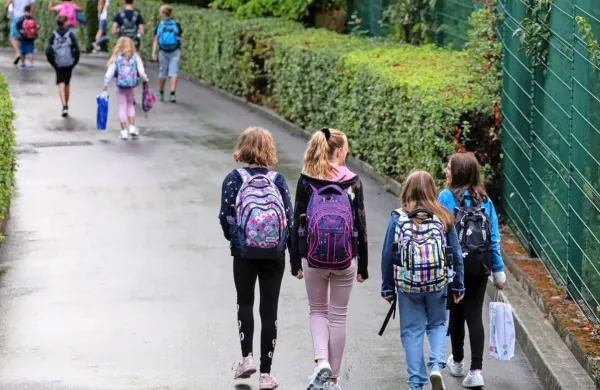 Če se bo epidemiološka slika v državi še nadalje slabšala, utegnejo tudi osnovne šole vzpostaviti režim, 
ki ga že izvajajo srednje šole: starejši učenci  bodo imeli en teden pouk na šoli, drugi od doma.    