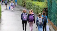 Če se bo epidemiološka slika v državi še nadalje slabšala, utegnejo tudi osnovne šole vzpostaviti režim, 
ki ga že izvajajo srednje šole: starejši učenci  bodo imeli en teden pouk na šoli, drugi od doma.    
