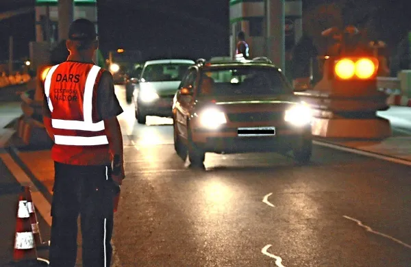 Zaradi prijave Romuna o izročeni podkupnini sta Darsova nadzornika lani izgubila službo.