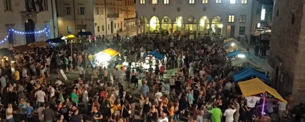 Vsebine ustvarjajo urbanost - Festival mikropivovarjev na Titovem 
trgu v Kopru poleti 2018.