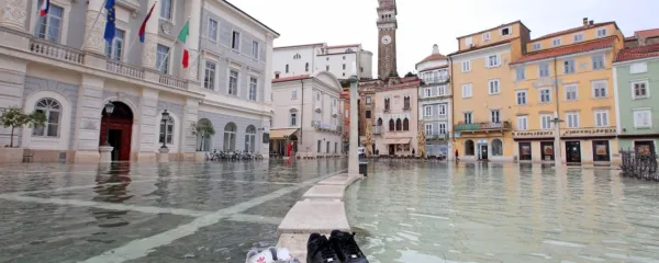 Kdor bi želel Piran obvarovati pred poplavami, bi moral urediti 
sistem zapornic, valobrane in skalomete ter tudi kanalizacijski 
sistem. 