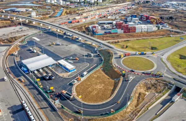 Nov cestni priključek z bertoškega krožišča vodi proti tretjemu 
vhodu v pristanišče za tovornjake, namenjene na kontejnerski 
terminal. 
