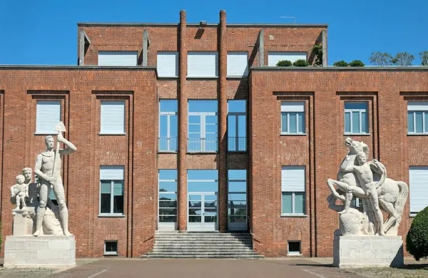 Monumentalni vhod v tovarno v manj znanem italijanskem mestu 
Torviscosa. 
