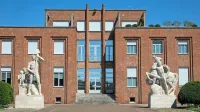 Monumentalni vhod v tovarno v manj znanem italijanskem mestu 
Torviscosa. 