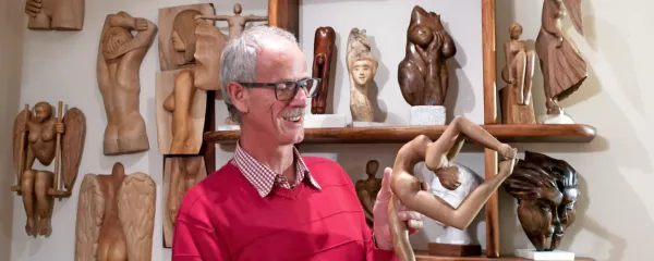  Igor Knap v domači dnevi sobi, ki je postala že pravcata galerija. 