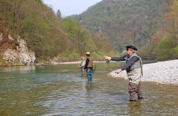 Muharjenje terja  odmik ribičev, ki se izogibajo kopališčem in 
obremenjenim plovnim  potem, ker ribe prijemajo zgolj v mirnem 
okolju.    