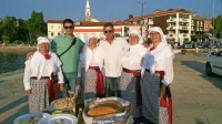 Štiri predstavnice KD Malija (z leve): Laura Babič, Nevija Šalkovič, 
Neža Molk in Jasna Cokan, vmes Matej Zaro in Dean Kocjančič iz 
Turističnega združenja Izola. Fotografija je nastala leta 2018.    