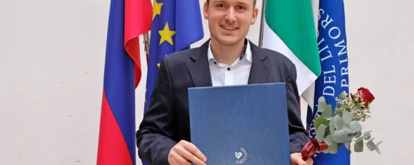 Zadložan Lovrenc Habe je  ta teden s koprske pedagoške fakultete 
v svojo prvo službo odšel s priznanjem za študenta Univerze na 
Primorskem. 