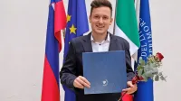 Zadložan Lovrenc Habe je  ta teden s koprske pedagoške fakultete 
v svojo prvo službo odšel s priznanjem za študenta Univerze na 
Primorskem. 