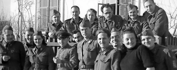 Amilcare Scalinci (tretji z desne v drugi vrsti) v družbi partizanskih 
zdravnikov in bolničark (foto dr. Janez Milčinski, hrani Muzej 
novejše zgodovine Slovenije - Inv. št. 1224/29)