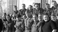 Amilcare Scalinci (tretji z desne v drugi vrsti) v družbi partizanskih 
zdravnikov in bolničark (foto dr. Janez Milčinski, hrani Muzej 
novejše zgodovine Slovenije - Inv. št. 1224/29)