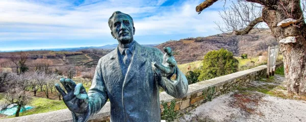 V središču Kojskega večnem napevu dirigira zborovodja Srečko 
Kumar.