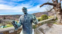 V središču Kojskega večnem napevu dirigira zborovodja Srečko 
Kumar.