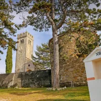Do cerkve sv. Križa vodi križev pot.