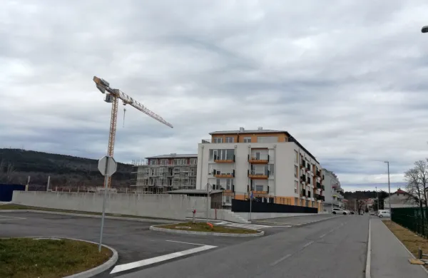 Ob že zgrajenih blokih v soseski Brinje na Kozini  naj bi zrasel še eden, v katerem bo 30 oskrbovanih 
in 12 namenskih stanovanj.  