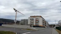 Ob že zgrajenih blokih v soseski Brinje na Kozini  naj bi zrasel še eden, v katerem bo 30 oskrbovanih 
in 12 namenskih stanovanj.  