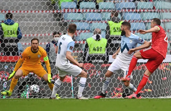 Tako je ruski napadalec Artjom Zyuba premagal vratarja Jana 
Oblaka 